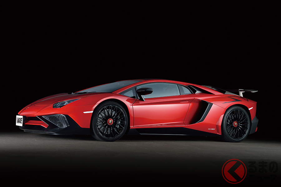 アヴェンタドールSVにはクーペだけでなくロードスターも用意される。クーペが600台、ロードスターが500台の限定モデルだ