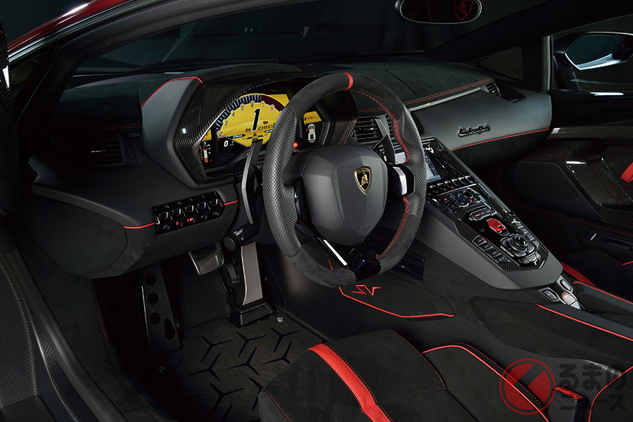 フロアパネルやセンターマークのあるステアリングなど、SVの特徴は多い