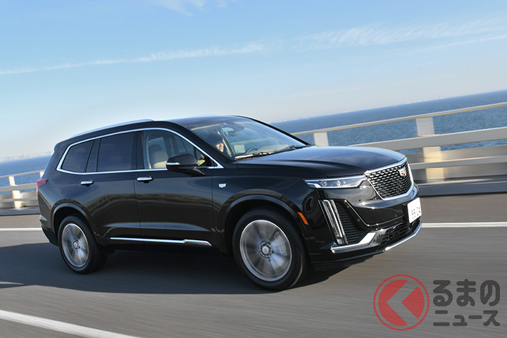 キャデラック「XT6」の走り。縦に長いブレードのようなLEDデイタイムランニングライトが最新キャデラックモデルを主張する