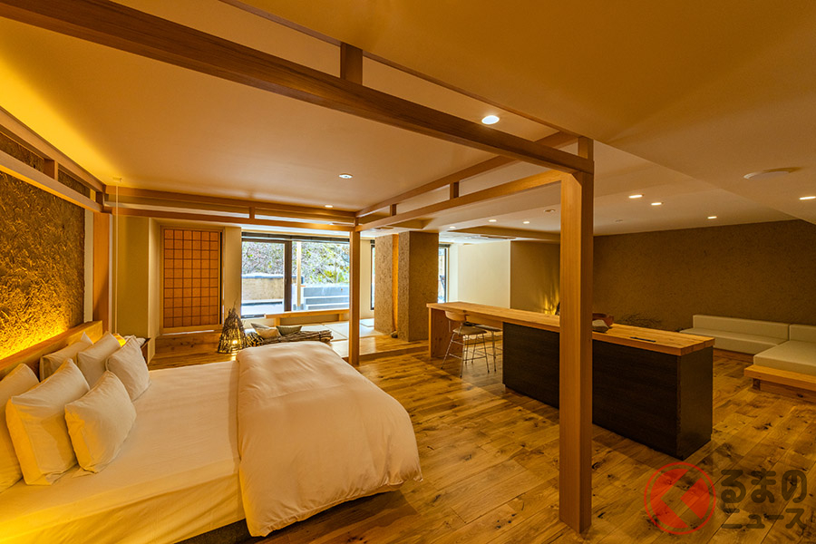 2019年4月の改装で誕生した「然」。写真は最大の広さを誇る「白樺」。土壁や地元を代表する木材・アカマツや杉をふんだんに使い、自然と一体化するシンプルで優しい雰囲気が特徴