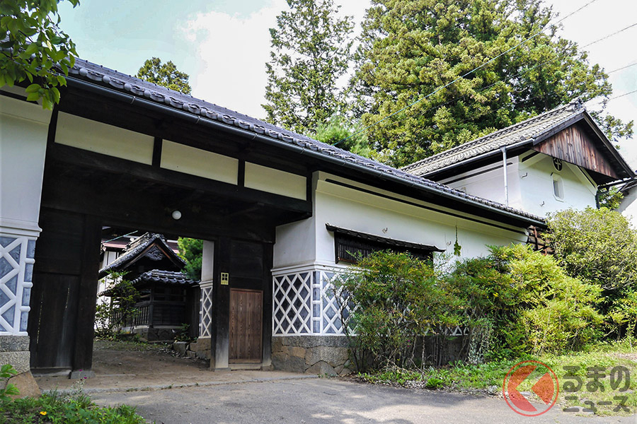 1931年6月に、創業者斉藤武茂が「扉温泉 明神舘」として開業。山で採れたものや畑でつくったものでおもてなしをする家族経営の小さな宿からスタートした経緯がある