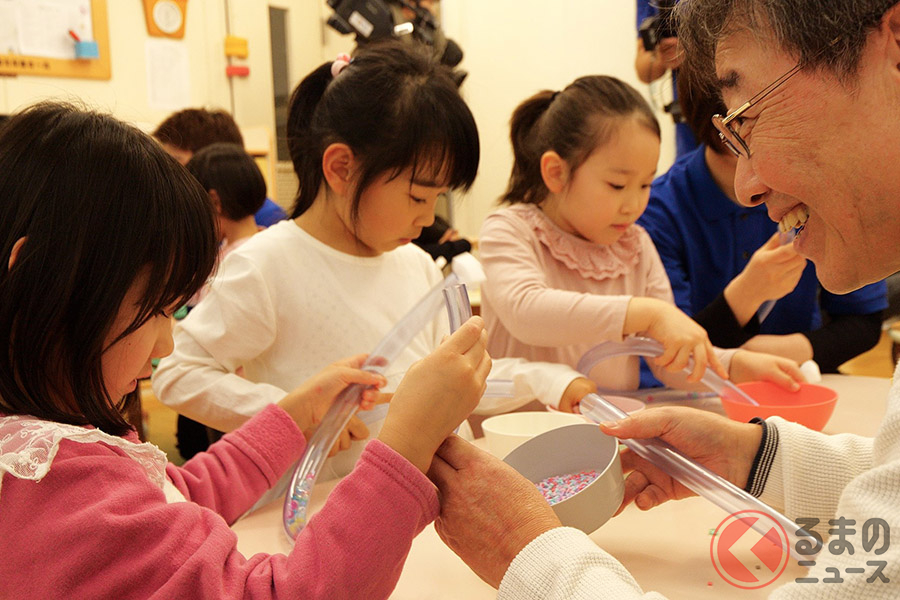 「高齢者と保育園児がオンリーワンのハンドルを作るワークショップ 」のイメージ