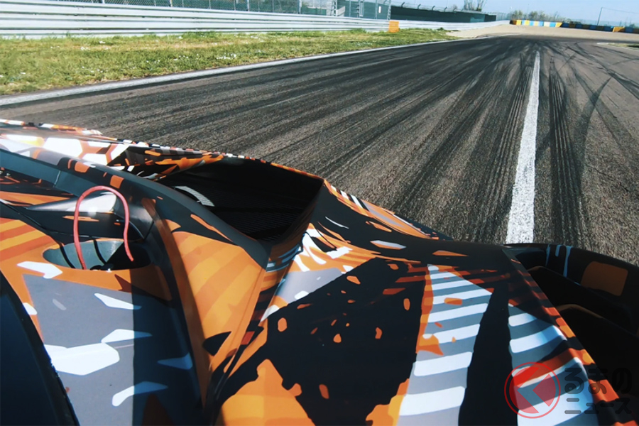 モザイク柄でカモフラージュされたランボルギーニの「ハイパーカー」。サーキット走行のシーンが動画で見ることができる