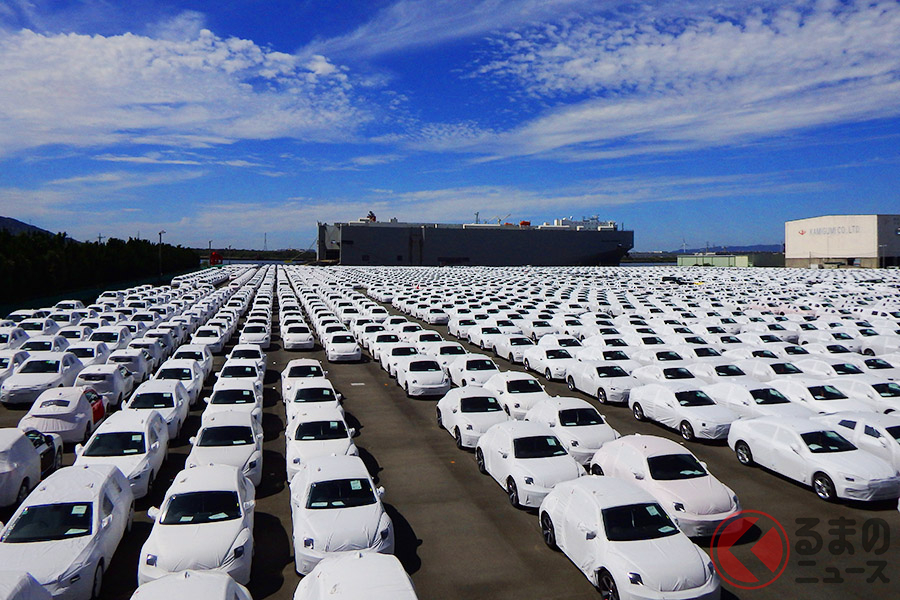 VGJ専用埠頭の横にあるモータープール。白いフルボディカバーは工場出荷時に被せられ、ボディを傷などから守る
