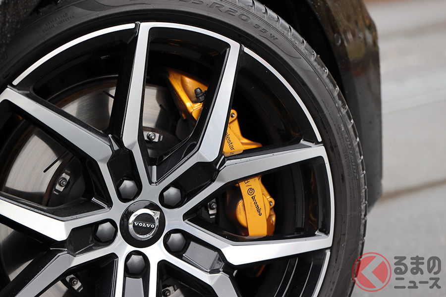 ポールスターとブレンボが共同開発した371mm・6ピストンのフロントブレーキを採用。キャリパーは前後ともゴールド色になる