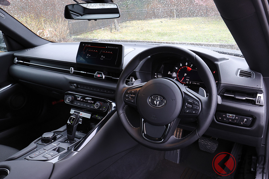 トヨタ「スープラ」RZのインテリア。右ワイパーレバー/左ウインカーレバーの配置はBMW「Z4」と同じ