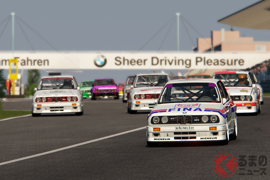 初代M3 DTMを使ったバーチャルレース「レーシングリーグルーマニア」の様子。迫力あるバトルが繰り広げられる