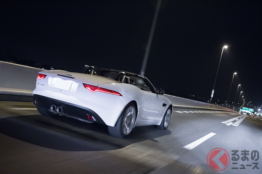 クーペと異なるリアデザインのFタイプ コンバーチブル。トランクの容量は少々狭いのが難