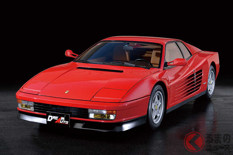 ボディサイズは全長4485×全幅1976×全高1130mmと、先代の512BBiよりも85mm長く、145mm幅広くなり、全高で10mm高い。フロントのグリルはブレーキ冷却用