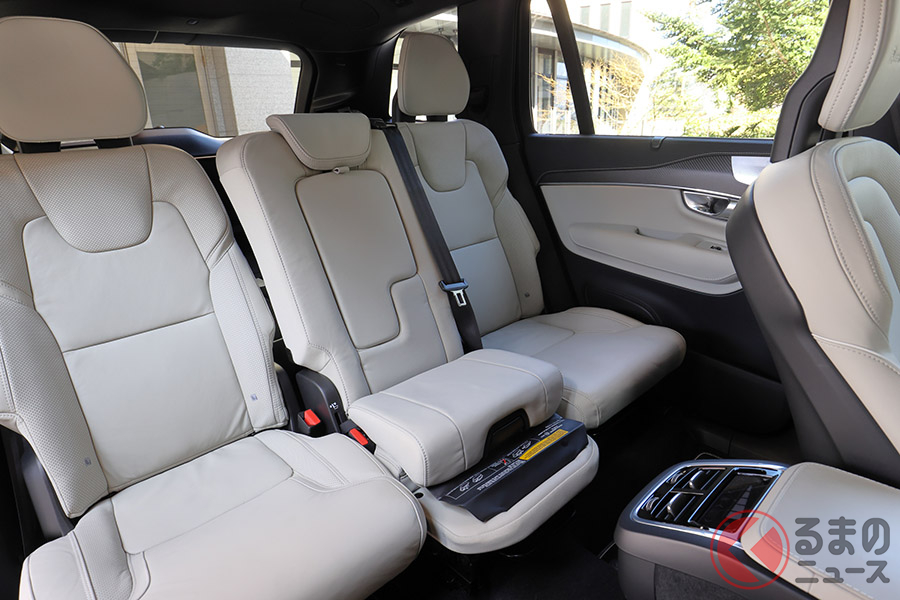 これがXC90に標準装備される「インテグレーテッドチャイルドシート」。後席中央部のシートクッションを引き上げるだけでチャイルドシートになる