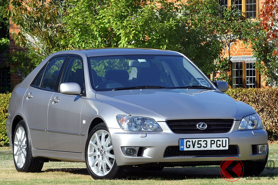 FRの小型スポーツセダンとして大いに話題となった「アルテッツァ」(画像はイギリス仕様のレクサス「IS」)