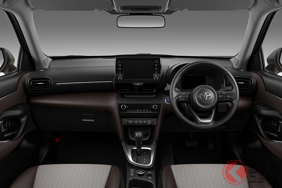 新型「ヤリスクロス」の内装(日本仕様)では、サイドブレーキではなく電動パーキングブレーキが採用されていることがわかる