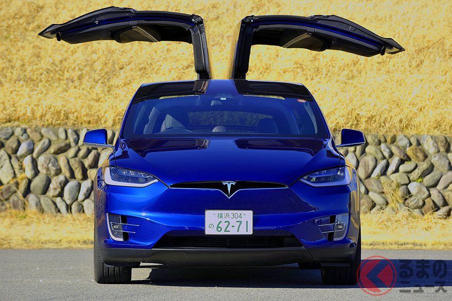 テスラ「モデルX」。ファルコンウイングドアが特徴的