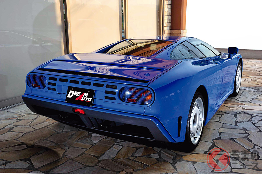 ポップアップ式のリアスポイラー、ユニ−クな造形の楕円形テールランプを採用したブガッティEB110