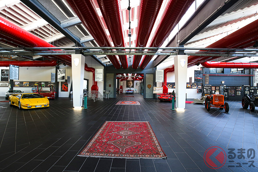 ランボルギーニの空調施設工場であった建物を、リニューアルした博物館の内観は、パイプなどもむき出しだが、赤色にペイントして、雰囲気良く仕立て直している