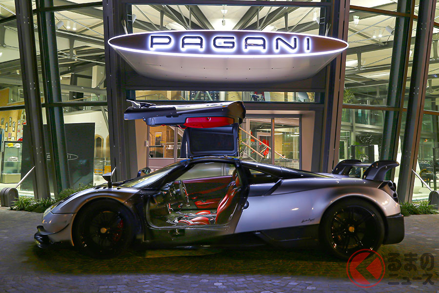 パガーニのヘッドオフィスは、ガラス張りの建築。夜になると日中とは違う表情を見せる