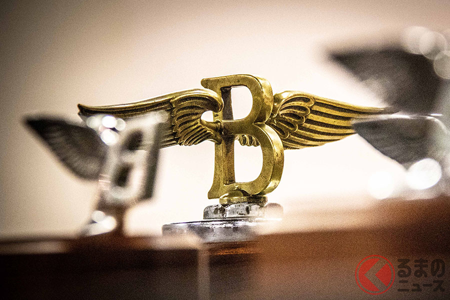 翼を水平に取り付けた最初のフライングBマスコット