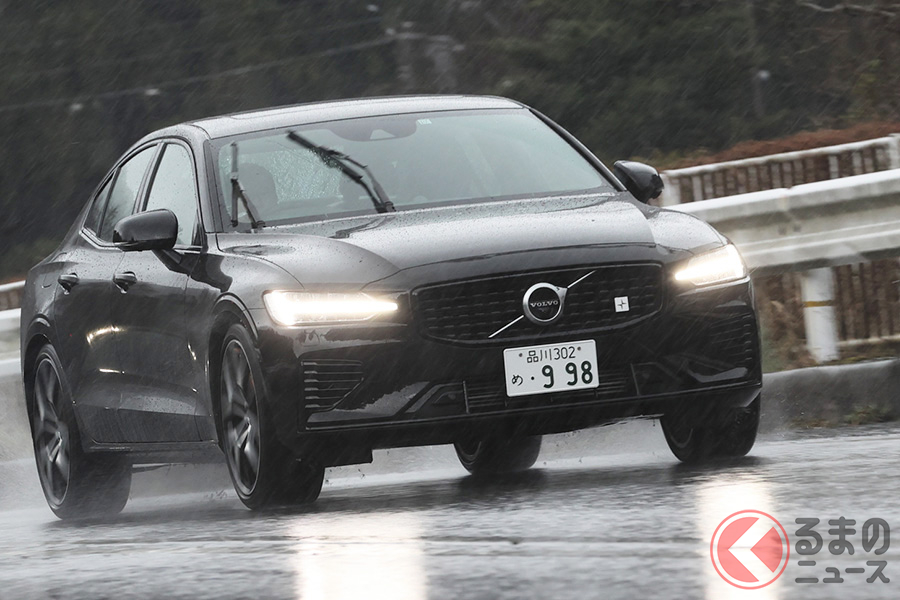 ボルボ「S60 T8ポールスターエンジニアード」の走り。試乗日は大雨が降っていたが安定した走りを披露した