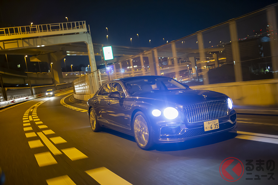 アクセルペダルを踏み込めば、フライングスパーはまさしく俊敏なスポーツセダンの一面を見せる