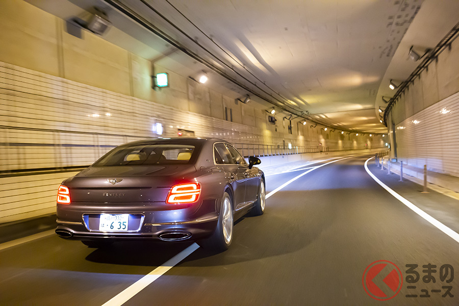 フライングスパーは、ゆったりと街中を走っている分には、最上級の洗練されたリムジンである