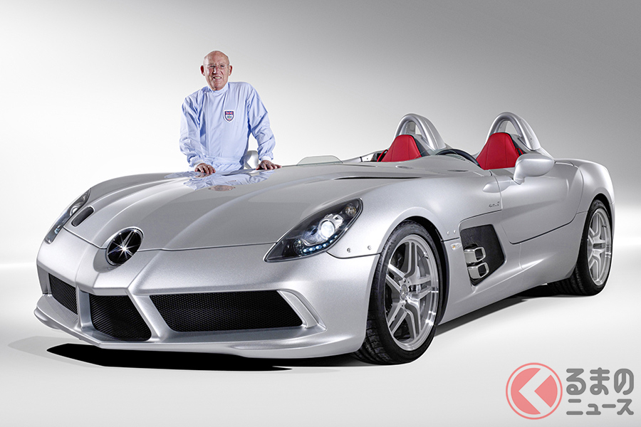 自身の名前がついたクルマの横に立つスターリング・モス