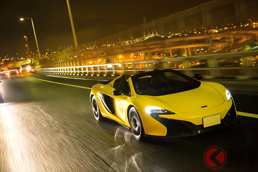 ベイブリッジあたりから横浜の夜景が見えてくる。首都高速でもっとも美しい夜景のひとつだ