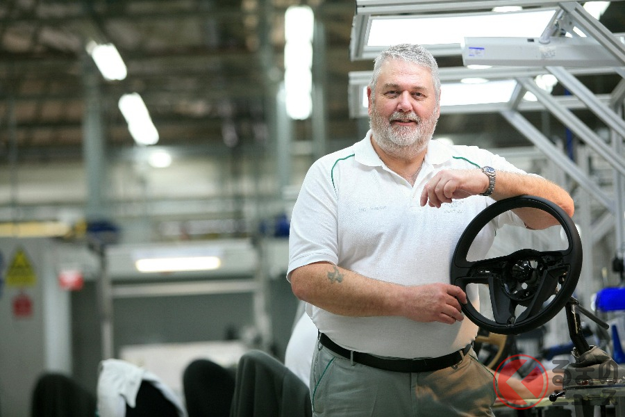 トリムを作り続けて50年の熟練、ノエル・トンプソン