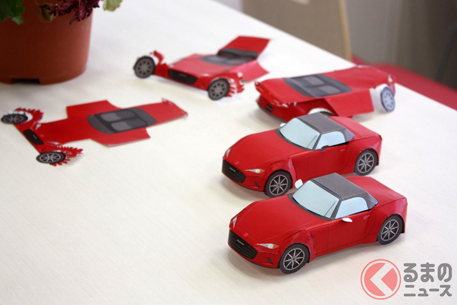 マツダが公開するペーパークラフトで作られた「ロードスター」