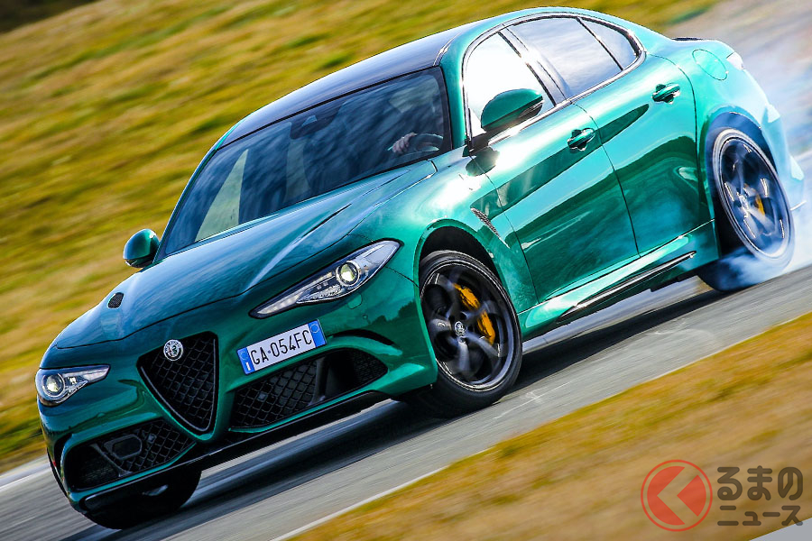 アルファロメオ「ジュリア」2020年モデル。ボディカラーは新色のモントリオールグリーン
