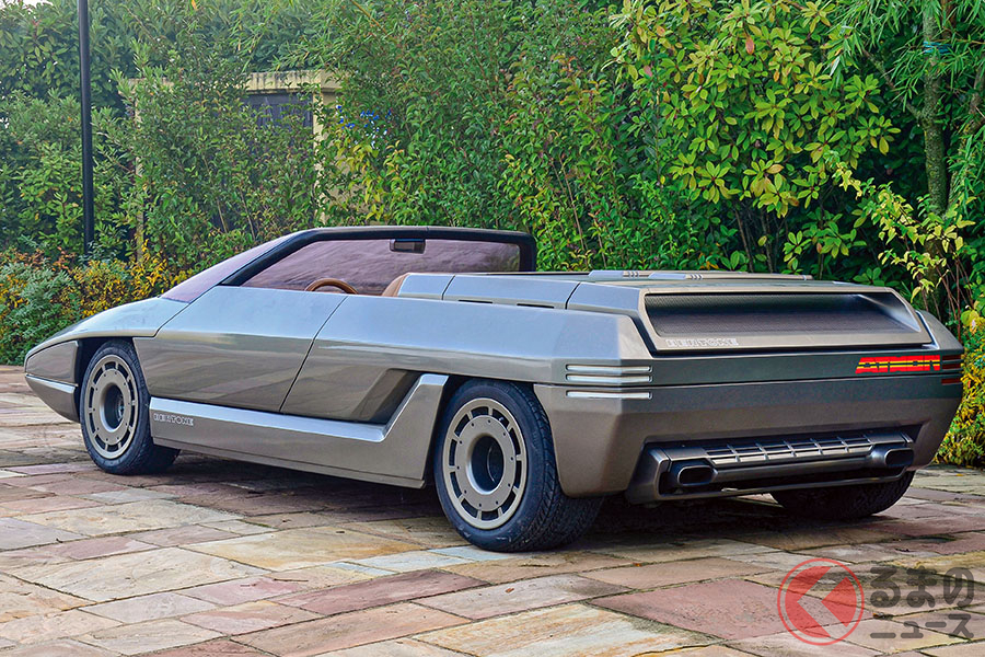 まるで宇宙艇のようなデザインのアトンの特徴がもっとも表現されているのがリアビューだ