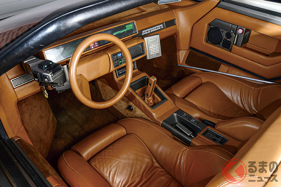 メーターは当時最先端だったデジタル仕様で、オンボードコンピューターの装着も想定。ステアリングのセンターパッドはダッシュボードと一体化され、その左横にキーシリンダーやウインカー、ワイパー、ヘッドライト、ホーンなどを集めたサテライトスイッチが備わる