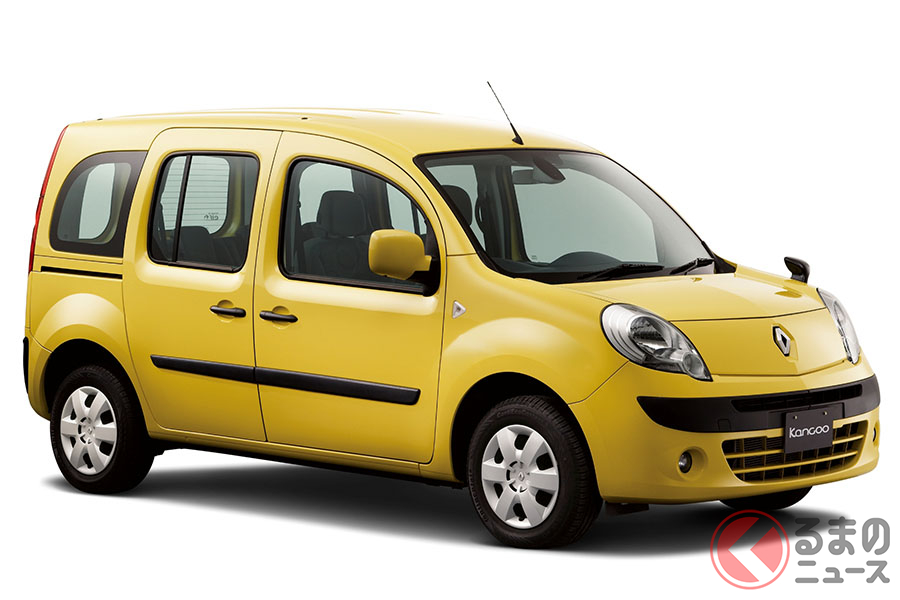 2009年9月にフルモデルチェンジして日本で登場した2代目カングー。先代と比べて全長で180mm、全幅155mm、全高20mm、ホイールベースで100mm大きくなった