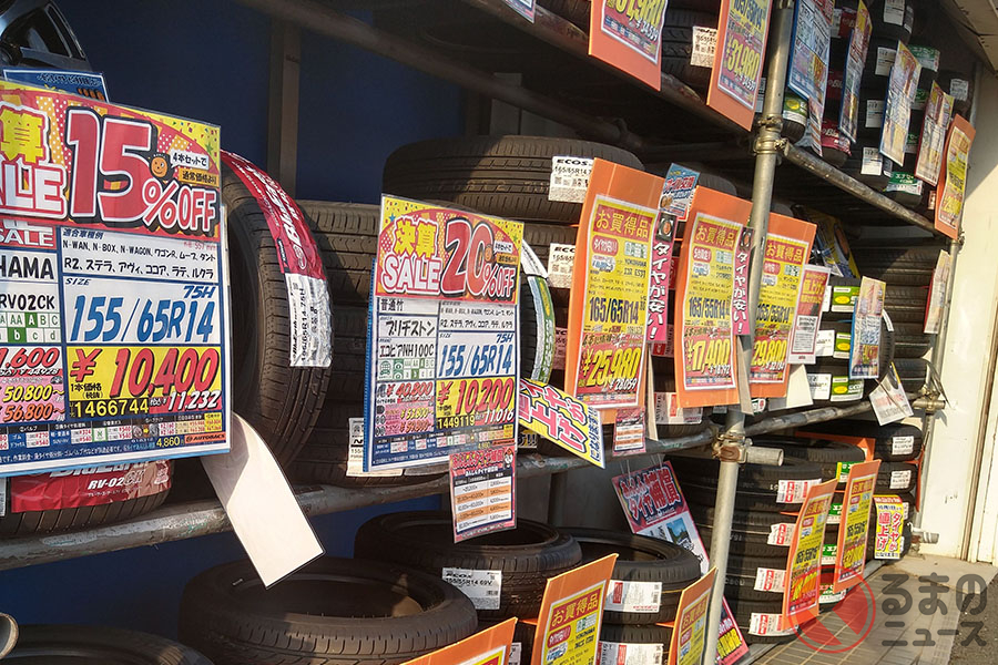 カー用品店で販売されているタイヤ。「低燃費タイヤ」はエコ性能とウエット性能がグレーディング表記されている