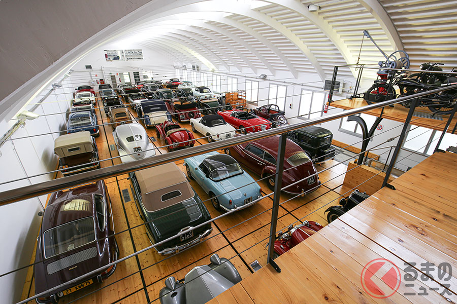 ロフトのような空間にはバイクが並べられ、ここからクルマの後ろ姿を眺めるの後ろ姿は壮観