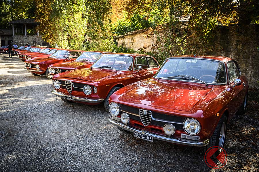 会場に入ってすぐ目に入ってきた赤いジュリア・クーペがずらりと並んだ一角、手前の2台のGT1300ジュニア、後期フラットノーズと前期段付きノーズの対比