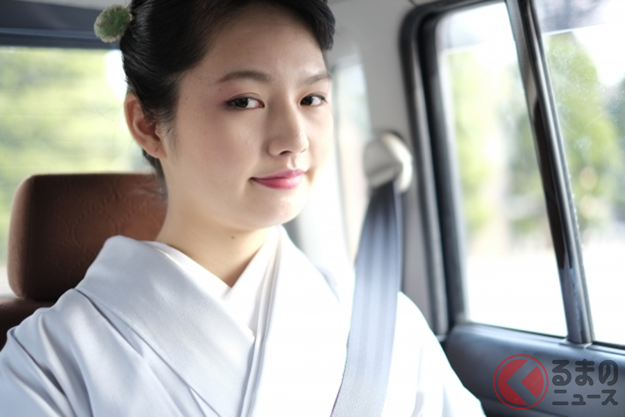 着物でクルマに乗るイメージ