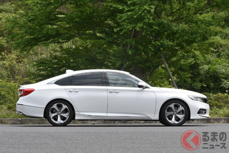 ロングノーズで低重心スタイルとなった新型アコード