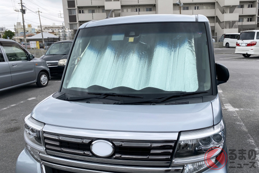 駐車中のクルマのフロントガラスにサンシェードを使用するイメージ