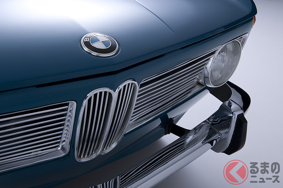 1961年に登場したBMW「1500」。これがヒットし、BMWは倒産の危機を免れた。ノイエ・クラッセ（新しいクラス）という社内での呼称がそのままこのモデルの愛称になった