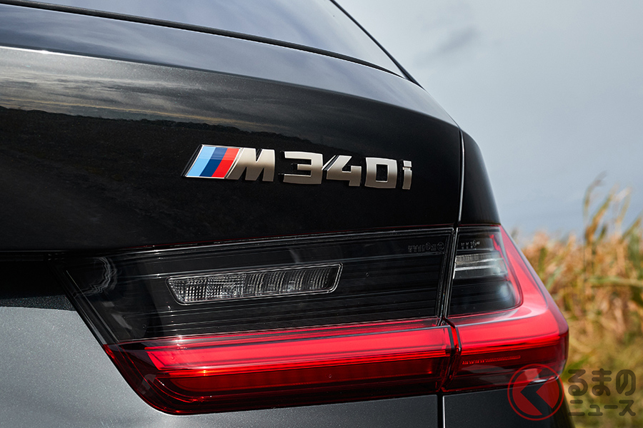 ドイツのメルセデス・ベンツ、、BMW、アウディの3ブランドのモデル名は、数字と記号で表される。写真はBMW「M340i xDrive」のエンブレム