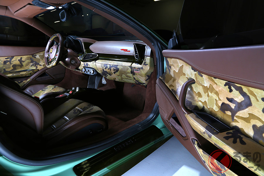 フェラーリ「458アーミー」は、内装も迷彩柄がふんだんに用いられている