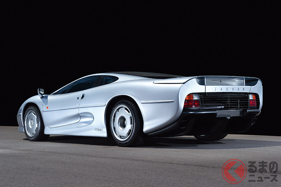 速度感応式のリップスポイラーやリアウイング、リアデュフューザーなど優れた空力特性を誇る