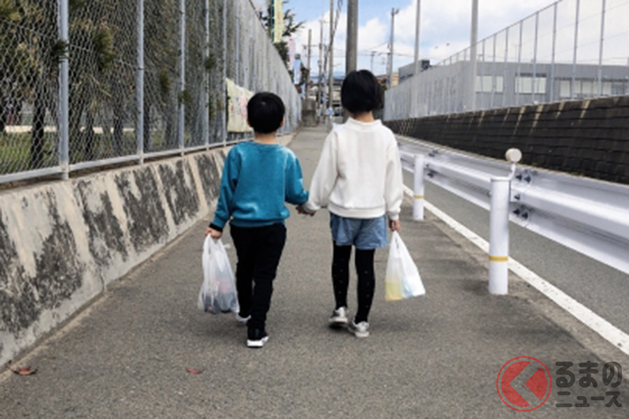 子どもだけで屋外で行動するイメージ