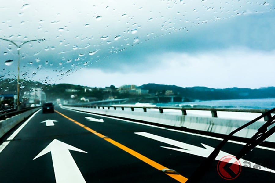 雨の道路をクルマで走るイメージ