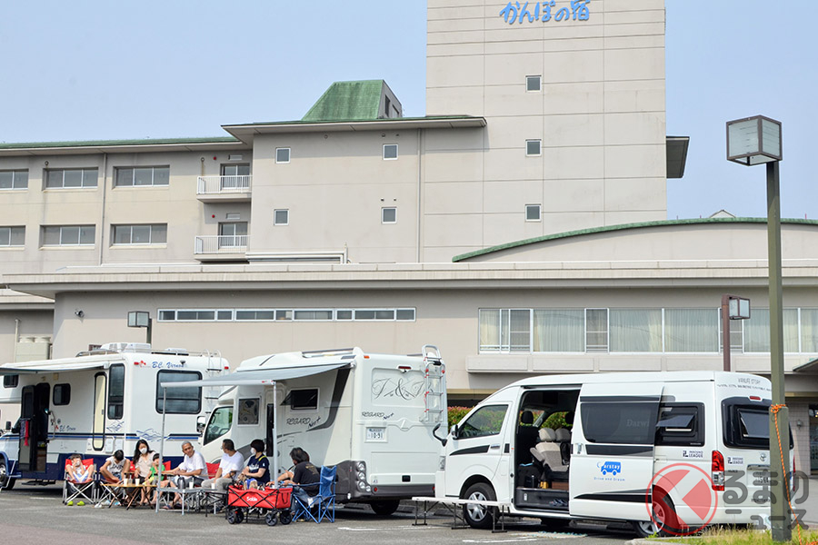 「くるまパーク」で車中泊をするイメージ