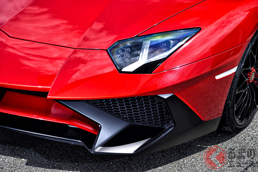 あまりゴテゴテとせず、さりとてノーマルとはひと味もふた味も異なるアピアランスが、むしろ好感をもてるランボルギーニ・アヴェンタドール LP750-4 SV