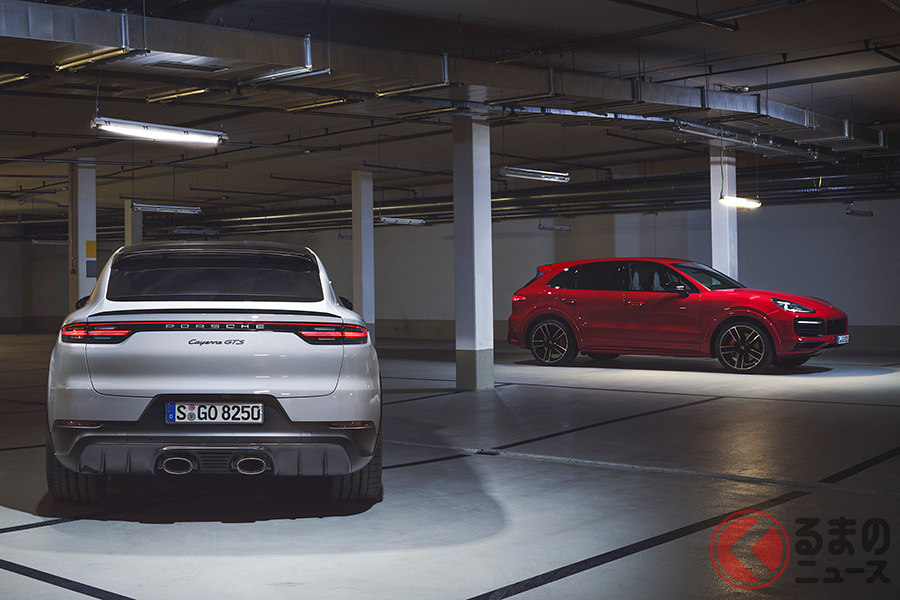ポルシェ・カイエンGTS(右)とポルシェ・カイエンGTSクーペ(左)