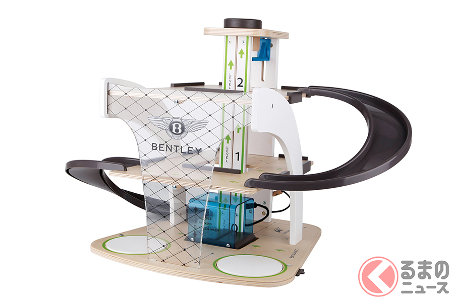 木製のトイガレージ。ミニカーなどと一緒に遊ぶとさらに楽しめそうだ