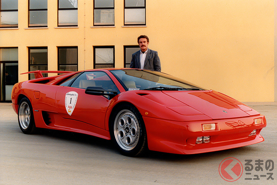 1990年、モンテカルロの発表会にて、生産者第1号のディアブロの後ろに立つルイジ・マルミローリ氏