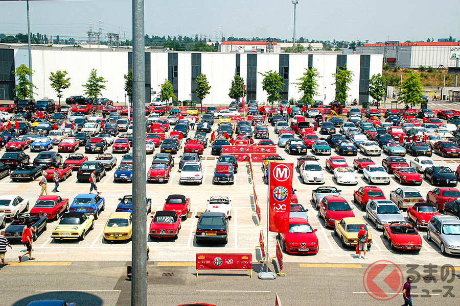 アレーゼの隣町(ロー)にある大規模見本市会場「フィエラ・ミラノ・ロー」の駐車場には、新旧さまざまなアルファ ロメオが集結した